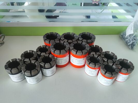 完全な仕様 BQ/NQ/HQ/PQ ワイヤーラインコアリング 鉱山探査のための長寿命のダイヤモンドコアビット